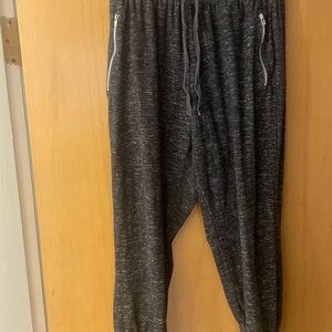 Ladies capris joggers with zipper pockets